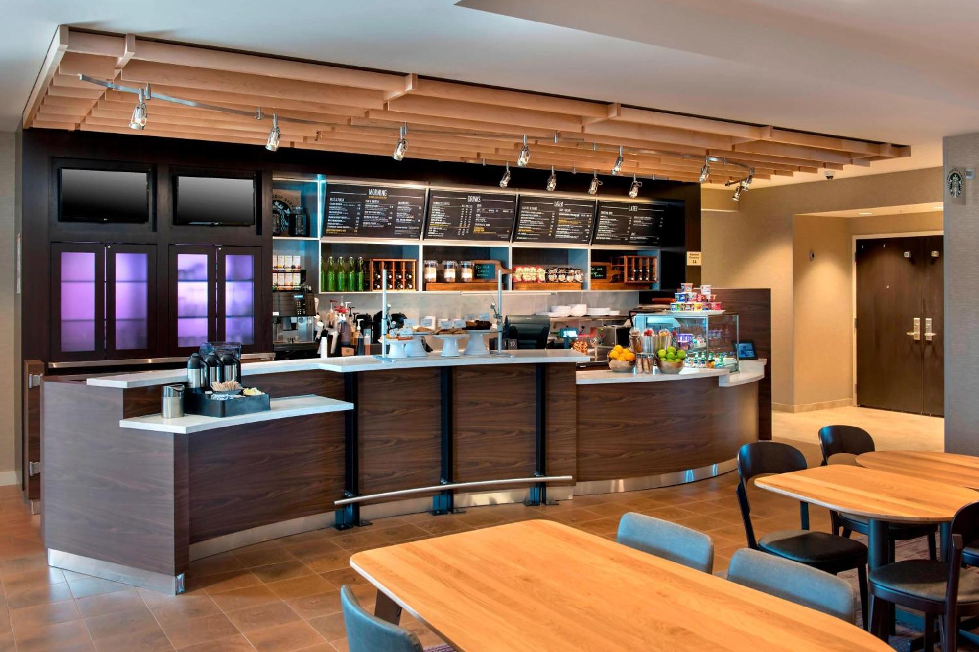 Courtyard By Marriott Schenectady At Mohawk Harbor 3*