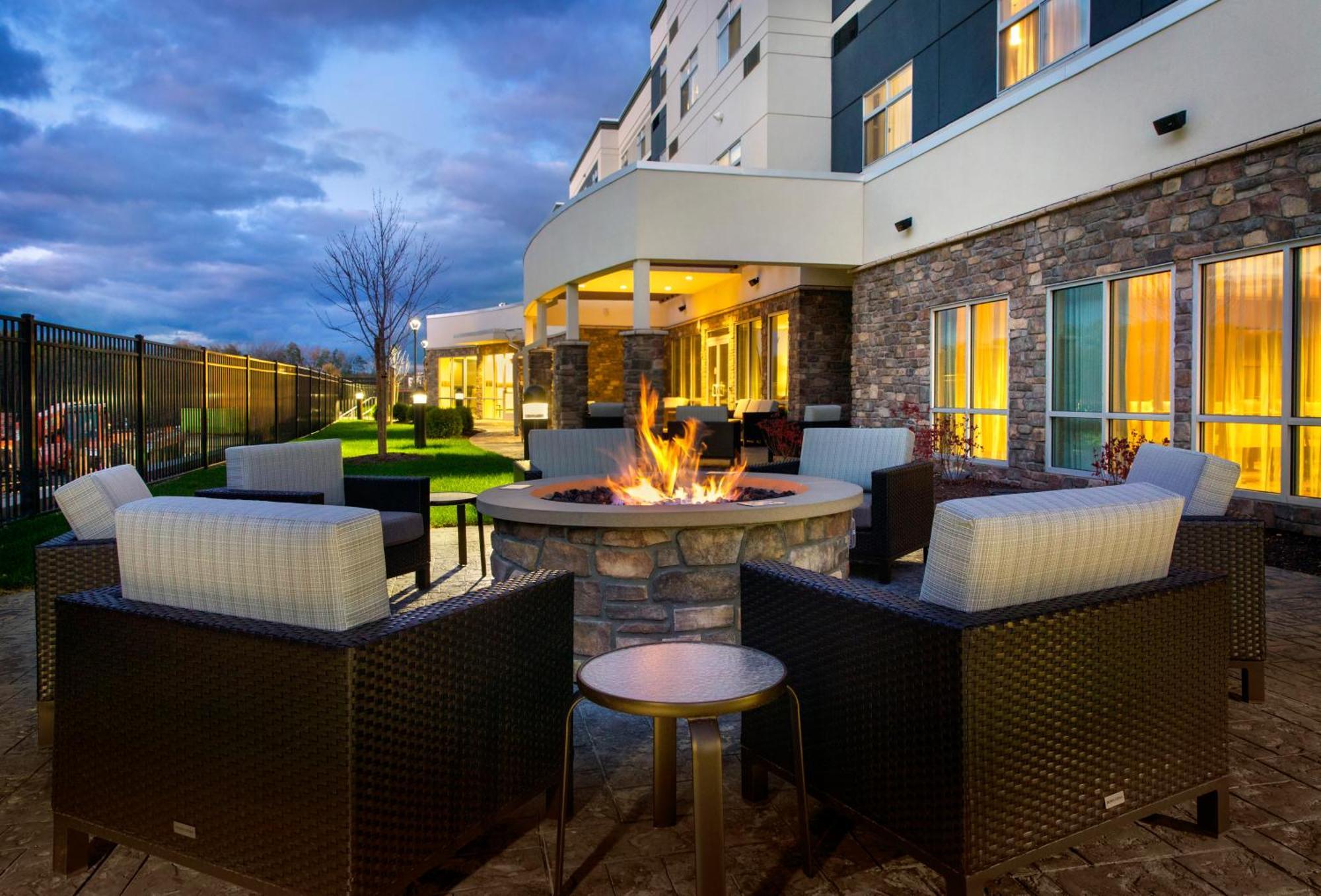 Courtyard By Marriott Schenectady At Mohawk Harbor Hotel